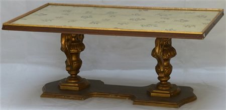 Tavolo da salotto di forma rettangolare con sostegni in legno dorato simulanti