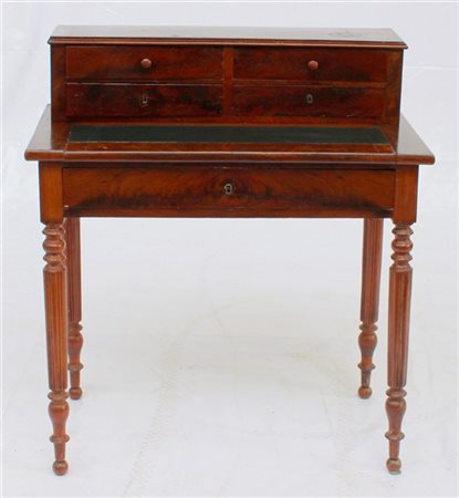 Piccolo scrittoio con cassetto nella fascia e alzatina con quattro cassetti, pi