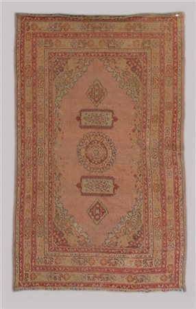 Tappeto Nazionale, inizio secolo XX. Decoro a piccolo medaglione ecartigli su f