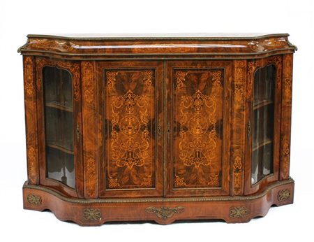 Credenza di forma mossa con due ante centrali e due laterali con vetri, decorat