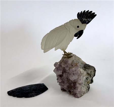 Figura in pietra dura raffigurante volatile su roccia (h. cm 15) (difetti e rotture)