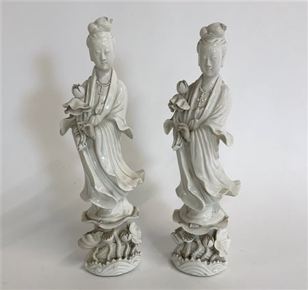 Coppia di sculture in porcellana blanc-de-Chine raffiguranti Guanyin Cina sec.