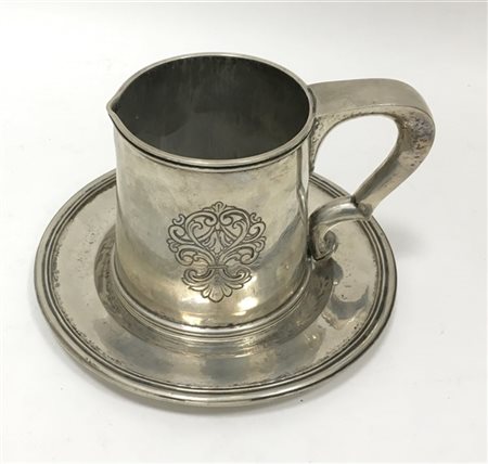 Boccale in argento con piattino a bordi filettati (g 790 circa) (difetti)