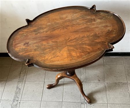 Tavolino a vassoio in noce poggiante su gamba sfaccetta con piano e gambe di fo