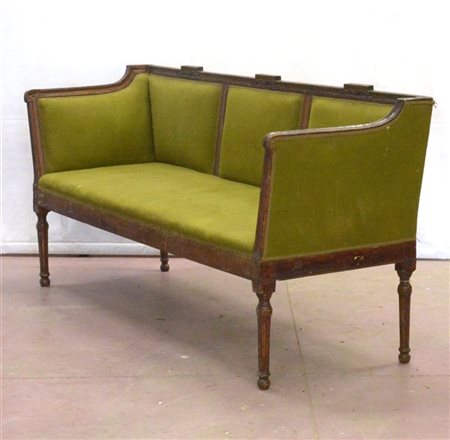 Divano Luigi XVI con schienale intagliato a motivi vegetli, gambe tornite e sca