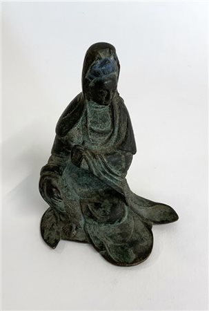 Figura di Guanyin in bronzo. Cina, sec. XX (h. cm 11) (difetti)