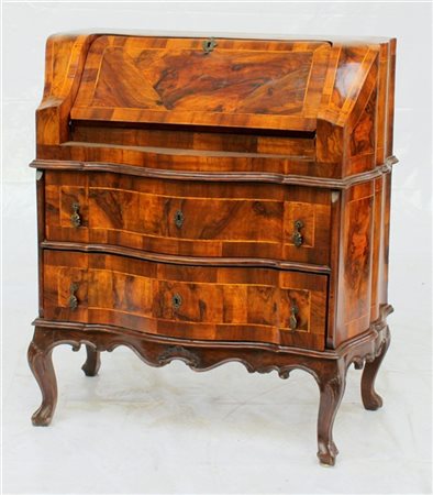 Piccola ribalta con fronte mossa a due cassetti lastronata in noce e filettata,