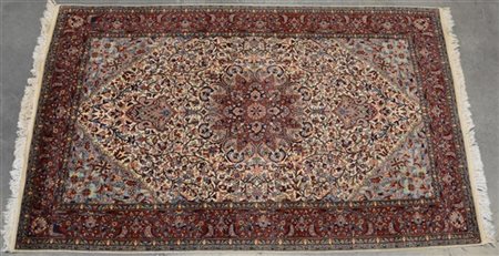 Tappeto Qum, Persia, secolo XX.Disegno a medaglione nei toni del rosso bruc