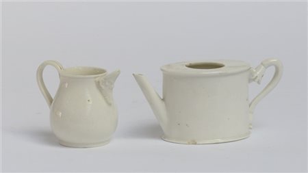 Manifattura di Capodimonte, secolo XIX. Lotto composto da una lattiera e da una