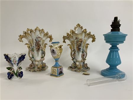 Lotto composto da tre vasi francesi in porcellana decorati con trofei e motivi