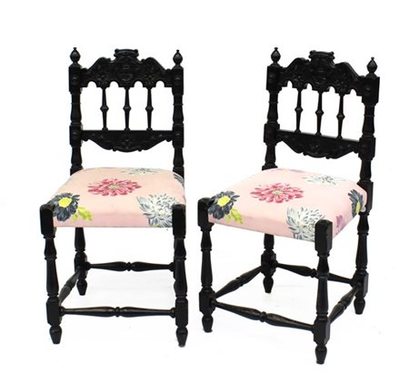 Coppia di sedie in legno ebanizzato con schienali a giorni e montanti torniti,