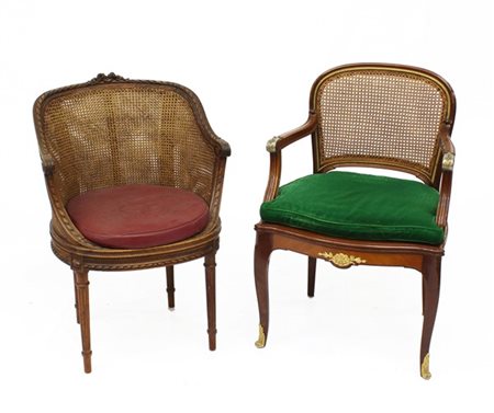 Lotto di due poltroncine in legno intagliato con seduta e schienali incannuccia