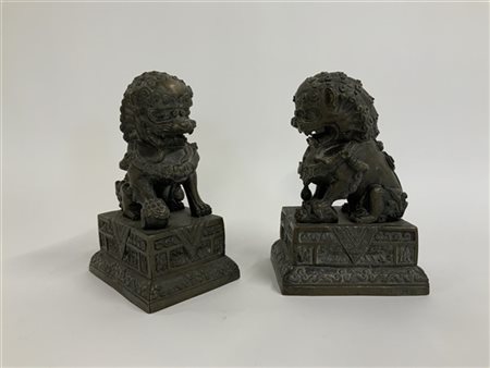 Coppia di leoni buddhisti in bronzo su basi ornate (h cm 22) (difetti)
Cina, fi
