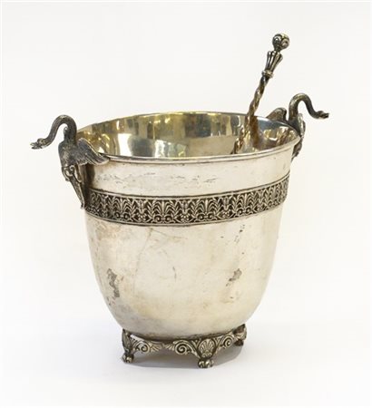 Portaghiaccio in argento con cucchiaino a corpo liscio con fascia decorata a mo