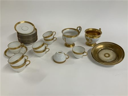 Lotto composto da due tazze con un piattino di manifattura francese e nove tazz