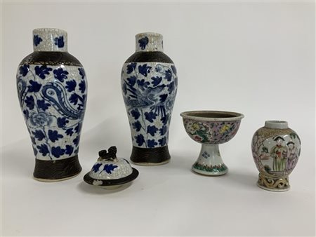 Lotto composto da una coppia di vasi con decori naturalistici blu, una coppa e