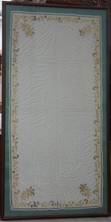 Lotto composto da capi di abbigliamento da bambino entro tre cornici.