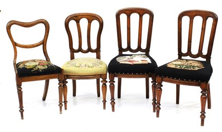 Lotto di quattro sedie con schienali a giorno e sedute rivestite con tessuto a