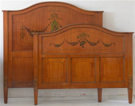 Letto ad una piazza e mezzo in legno intarsiato, filettato e dipinto nella test