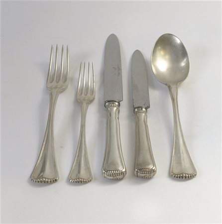 Servizio di posate in argento composto da: dodici forchette, coltelli e cucchia