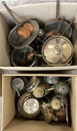 Lotto di due cartoni contenenti numerosi oggetti per la tavola in rame ed altri