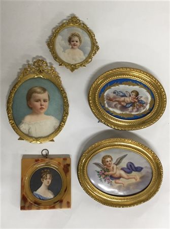 Lotto composto da tre miniature raffiguranti fanciulli e dama e due placche in