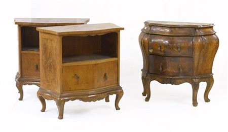 Lotto composto da una coppia di credenze a due ante con vano a giorno e un como