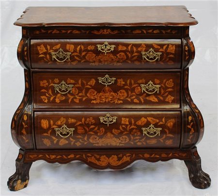 Piccolo cassettone olandese con fronte mossa a tre cassetti intarsiato a motivi