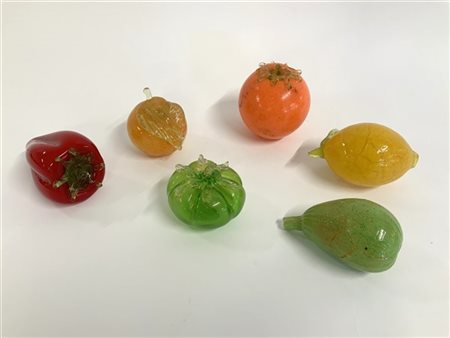 Manifattura di Murano, gruppo di sei frutti in vetro soffiato. (lievi difetti)