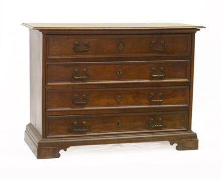 Cassettone in noce a quattro cassetti con maniglie in bronzo, piedi a mensola.