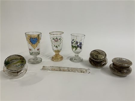 Lotto composto da tre bicchieri, tre porta essenze e una bottiglietta per profu