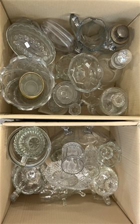 Lotto di due cartoni contenenti numerosi oggetti in vetro fra cui coppe, vasi e