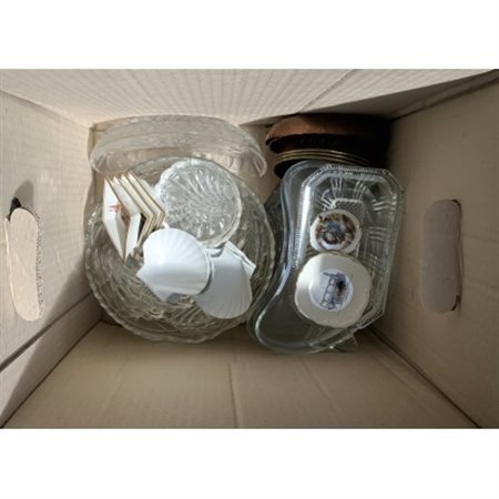 Cartone contenente numerosi oggetti di diversa fattura ed uso (gravi difetti)