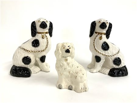 Manifattura inglese, lotto di tre sculture in ceramica dipinta raffiguranti can