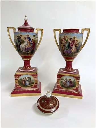 Manifattura di Vienna, coppia di vasi biansati con basi a plinto decorati da fi