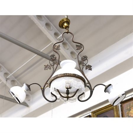 Lampadario a tre luci con struttura mossa in metallo a decoro fogliaceo, paralu