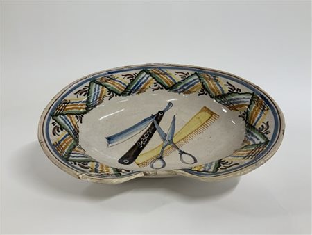 Bacile da barbiere in maiolica dipinto in policromia con motivi geometrici e st