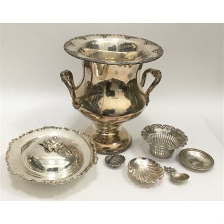 Lotto composto da un vaso biansato e un porta caramelle in metallo argentato un