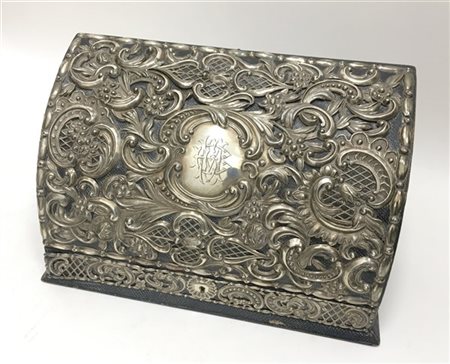 Portalettere in similpelle con coperchio decorato in lamina d'argento a volute,