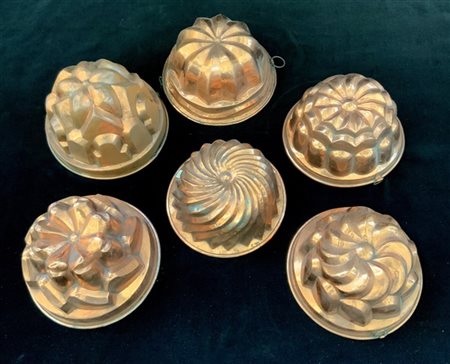 Lotto composto da sei forme da budino a torre, in rame (difetti)