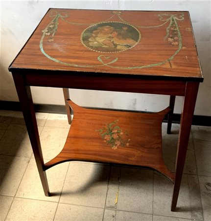 Tavolino in mogano a due ripiani dipinti a nastri fioriti centrati da tondo con