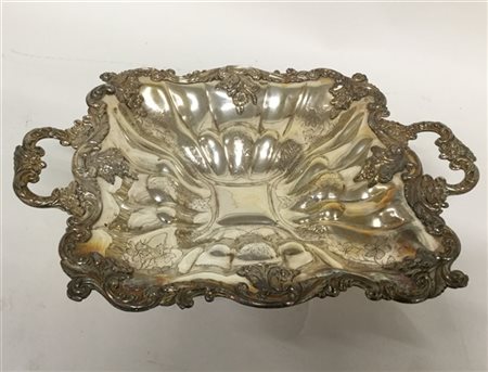 Centrotavola con anse inciso e sbalzato a fiori (lievi difetti)