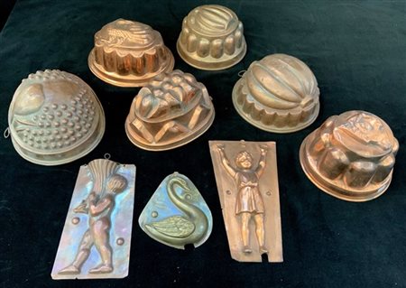 Lotto composto da nove forme da budino in rame sbalzato a frutta, figure e anim
