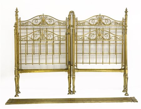 Letto a due piazze in ottone con cimase e pediere decorate a motivi vegetali, m