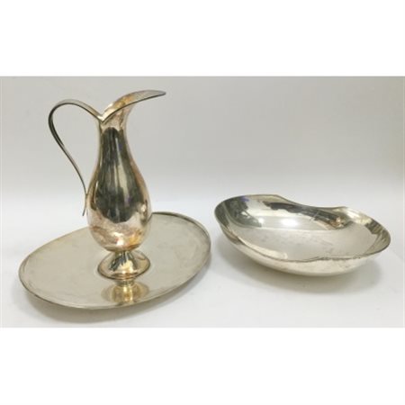 Lotto composto da un versatoio con piatto e un centrotavola ovale in argento li