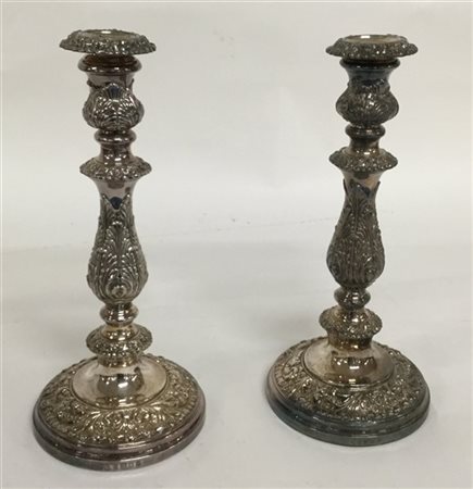 Coppia di candelieri ad una fiamma in metallo argentato sbalzati e decorati a v