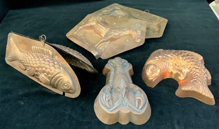 Lotto composto da sei forme da budino sagomate e sbalzate a forma di pesci e as