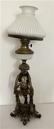 Lampada ad olio in bronzo con vasca e paralume con opaline bianco e corpo con p