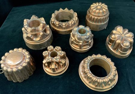 Lotto composto da otto forme da budino in rame sbalzato (difetti)