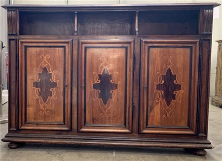 Credenza a tre ante intarsiate con vani superiori a giorno (cm 156x110x32) (dif